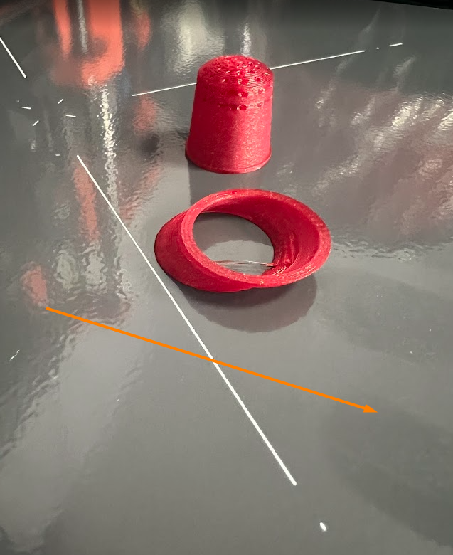 Medvjed's tweet photo. Arrow indicates the direction of the Y-axis. The print is strangely offset along the Y-axis. Why is that? Simple: the pulley on the Y-axis motor is not secured properly. This particular one has lost a grub screw and is slipping on the motor shaft. #PRUSA3D #SUPPORTTIP #Bedslinger https://t.co/nMu16ABS6t