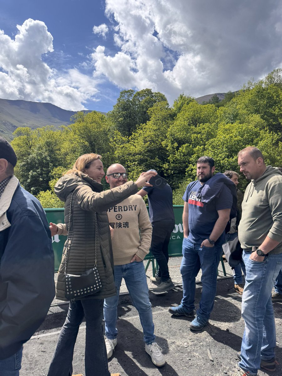 iuasturias's tweet photo. En Tormaleo, @Delcais en Mina Miura, en apoyo a los trabajadores que hoy emprenden una marcha a Oviedo para exigir que les paguen ya su salarios, atrasados desde hace meses. Las instituciones no pueden mirar como espectadores y deben situarse junto la plantilla y con la justicia https://t.co/Yj53dEk8SD