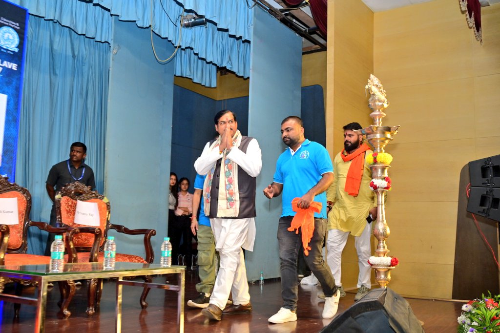 aaaanshu's tweet photo. माननीय बड़े भाई बैकंठपुर से विधायक श्री @mkrtiwari_bjp भैया, मंत्री पद शपथ लेने की बधाई एवं शुभकामनाएँ । https://t.co/RvKeHaof4v