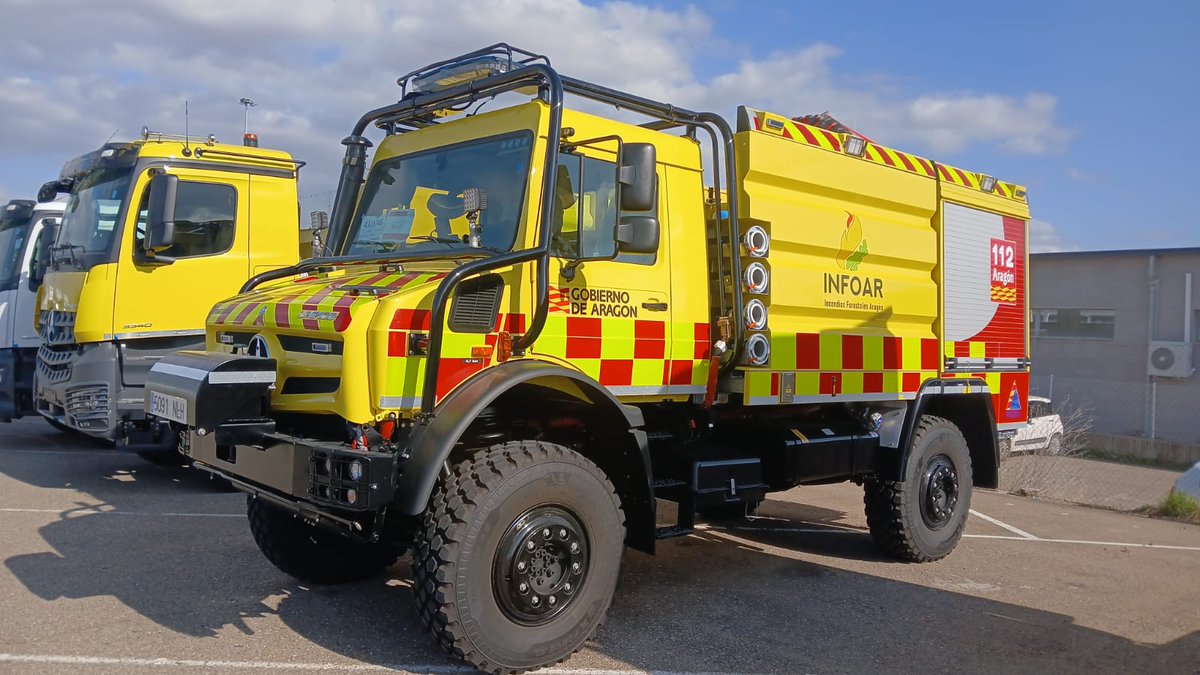 IIFFAragon's tweet photo. 🚒 Reforzamos la capacidad operativa con la incorporación de un nuevo vehículo autobomba (458.000 €). 

💧 Cuenta con depósito de 4.000 L, bomba centrífuga de alta y baja presión y equipamiento para tendidos de manguera. 

👨‍🚒 Ya ha comenzado la formación de conductores. https://t.co/JvxhnuVxUS