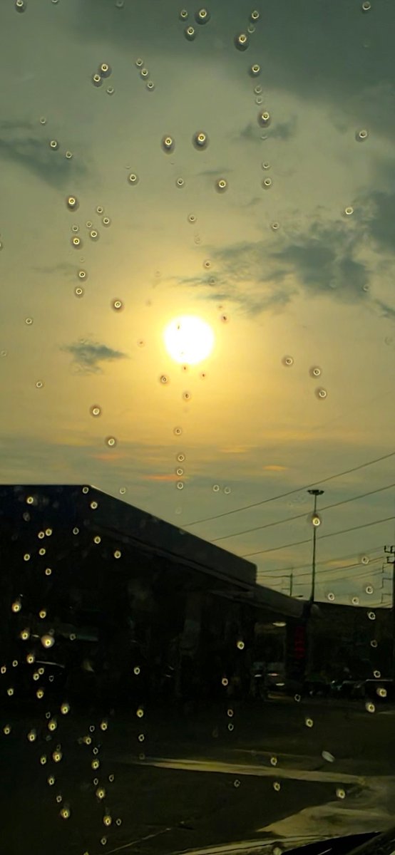SyumphuK's tweet photo. ฝนก็ตก_แดดก็ออก เปลี่ยนแปลงบ่อย...นะ เหนื่อยไหม #นนทบุรี #จรัญ #ปิ่นเกล้า #บางใหญ่ https://t.co/5qgofOK0ZM