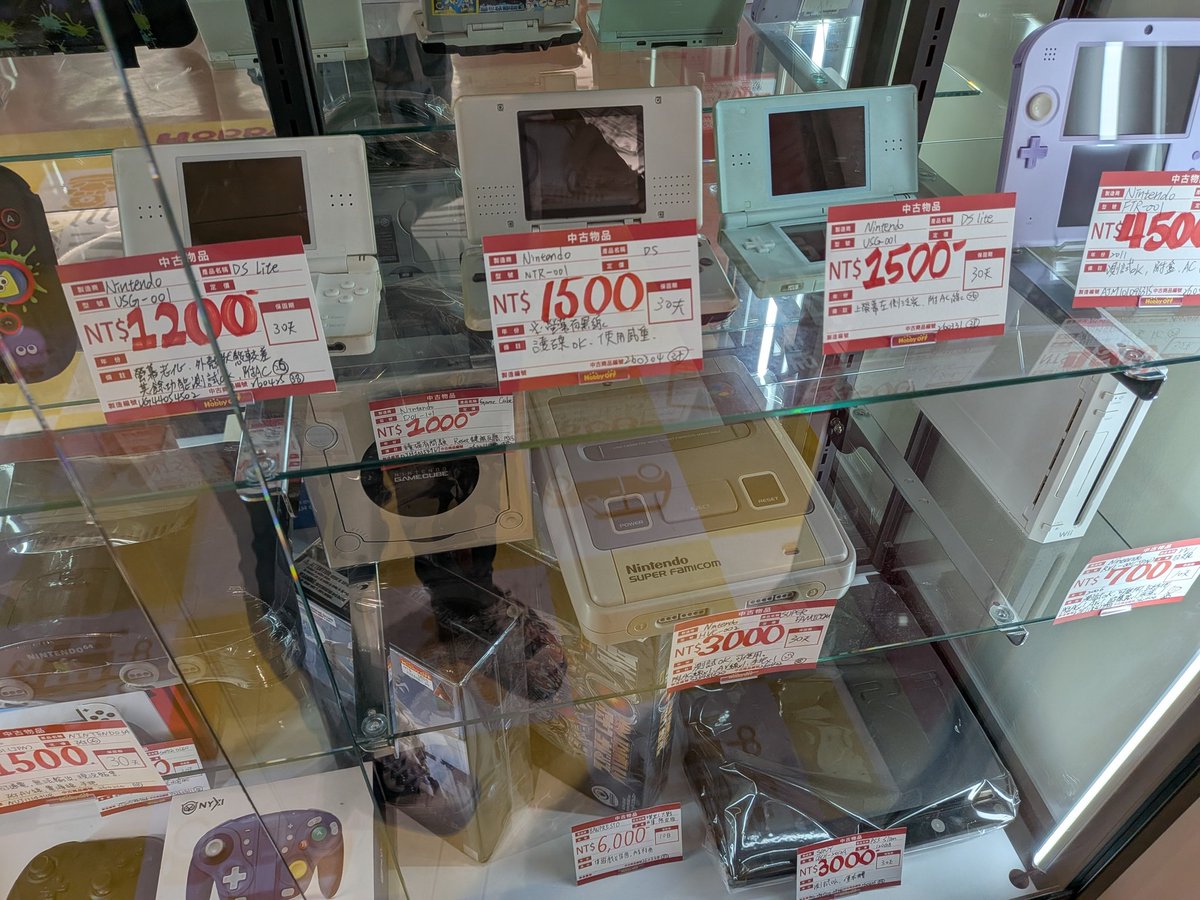 migg0741's tweet photo. 台湾のハドフに来ました
日本語のDSソフトを食い入るように見つめる30代と思わしき女性二人組みが印象的でした
日本語わかるのかな。ワンダース��ンや3DS、DSLite、PSPが人気らしく、ハードやソフト（しかも多くが日本語版）の品揃えとか、日本の中古ショップと全然変わらないですよ。なんか嬉しいね。 https://t.co/Hr0LnlL5vE