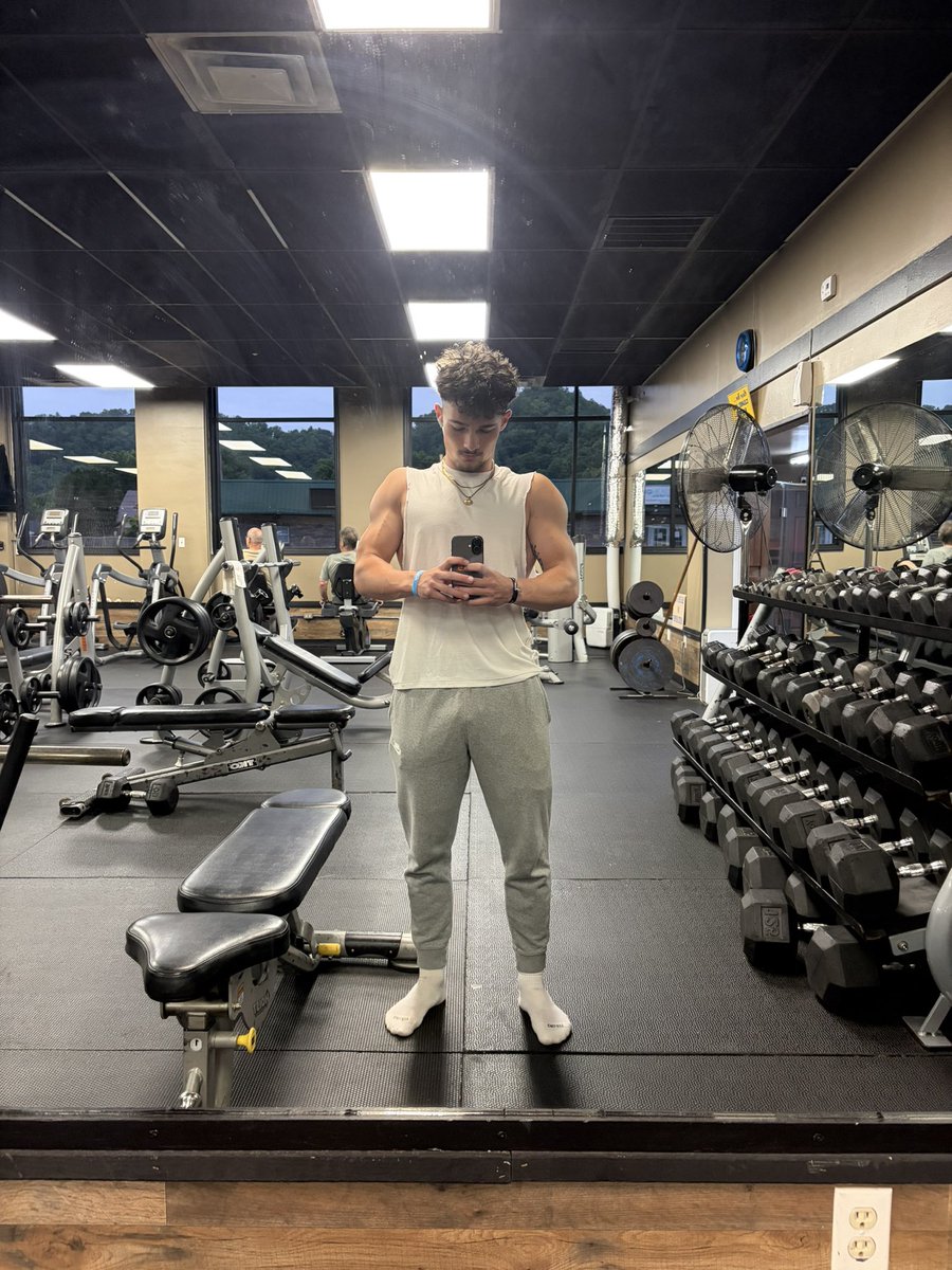Alexbjohnson5's tweet photo. Had a great workout this morning at 5:30am!! 
@PrestonsburgFB 
#27’ https://t.co/SyFUzGnEv3