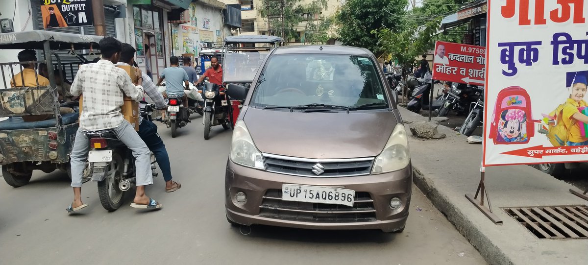 SurjeetSin192's tweet photo. बहेड़ी थाने के सामने पोस्ट ऑफिस रोड पर बालिका इण्टर कॉलेज का हर रोज रास्ता बन्द कर दिया जाता है और रोड पर नो पार्किंग में गाड़ी लगाकर रोड जाम किया जाता है गाड़ी लगाकर चले जाते है शॉपिंग @uppolice @112UttarPradesh @bareillypolice https://t.co/OY7gHTFBKV