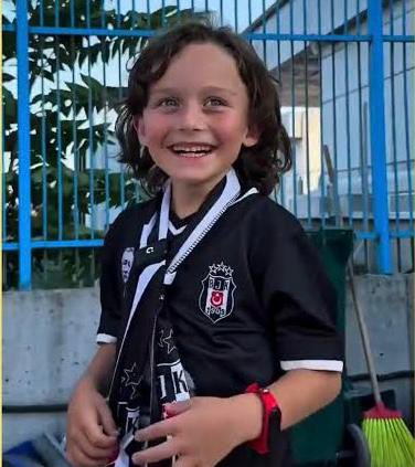 silajk19's tweet photo. Küçücük çocuğun bile ışıltısını söndüren Beşiktaşımdır o benim https://t.co/Rpi1rfUUrp