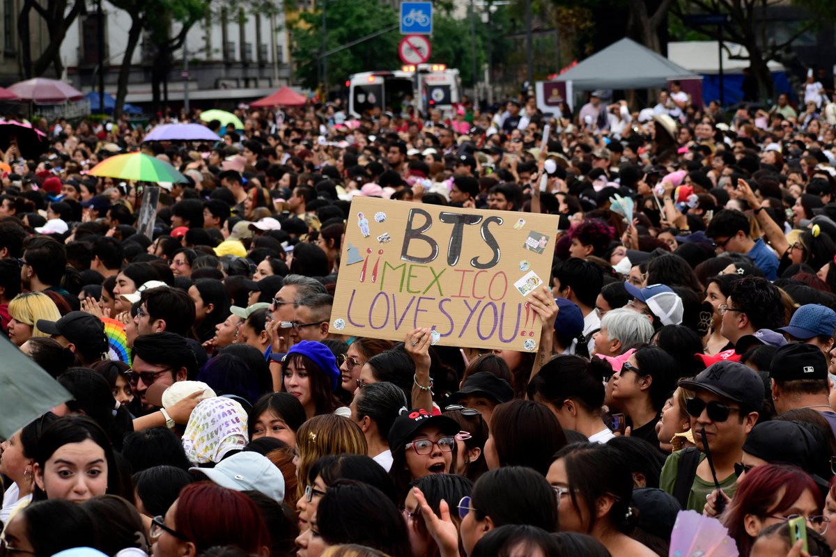 pubity's tweet photo. K-pop group BTS drew 50k fans in less than 5 hours outside of Mexico’s Presidential Palace after a meeting with President Claudia Sheinbaum. https://t.co/DPeBjzwP0z