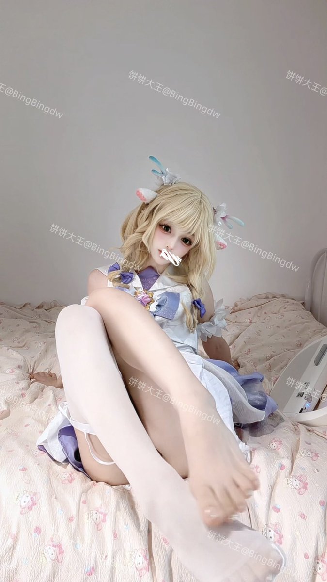 26 年 5 月
《王者 瑶 星传说》（100r）
🏷：白丝、超漂亮！很多好看的特写
内容：12p图片
             吉他弹唱 x2
             舞蹈×1
             涩涩视频 x1（久违的长视频，你的居家女友和你视频涩涩，超级涩气，超级好看，目前为止饼最喜欢的一部） https://t.co/ZcMEH9xHm8