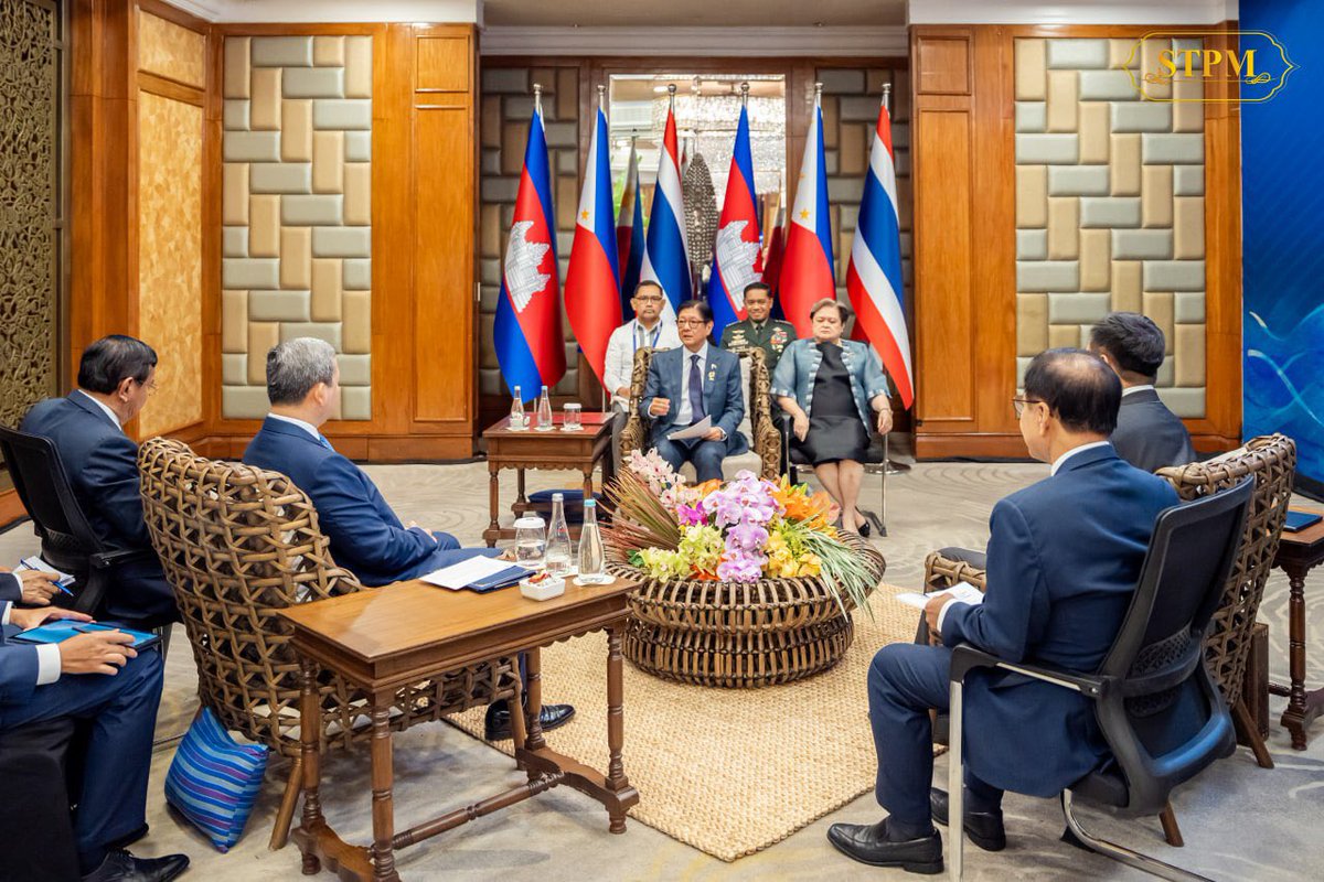 Dr_Hunmanet_PM's tweet photo. ជំនួបត្រីភាគីរវាង កម្ពុជា ហ្វីលីពីន​ និងថៃ  ដែលមានការចូលរួមពីសំណាក់ ឯកឧត្តម Ferdinand R. Marcos Jr ប្រធានាធិបតីនៃសាធារណរដ្ឋហ្វីលីពីន និង ឯកឧត្តម Anutin Charnvirakul នាយករដ្ឋមន្រ្តី នៃព្រះរាជាណាចក្រថៃ។

ប្រទេសហ្វីលីពីន ល្ងាចថ្ងៃព្រហស្បតិ៍ ទី៧ ឧសភា ២០២៦

Trilateral Meeting among the Leaders of Cambodia, Philippines, and Thailand, with the participation of H.E. Ferdinand R. Marcos Jr., President of the Republic of the Philippines, and H.E. Anutin Charnvirakul, Prime Minister of the Kingdom of Thailand. 

Philippines, Thursday evening, 7 May 2026

#ហ៊ុនម៉ាណែត #Hunmanet #កម្ពុជា #cambodia #សន្តិភាពនៅកម្ពុជា #Peaceincambodia