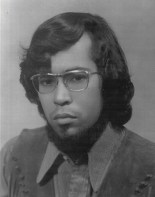 07/05/1949. Nace en San Salvador, Jaime Suárez Quemain. Narrador, poeta y periodista. Perteneció al grupo de poetas de la "Generación Olvidada" y al grupo literario La Cebolla Púrpura. Fue jefe de redacción del periódico La Crónica del Pueblo. Asesinado el 12/07/1980.