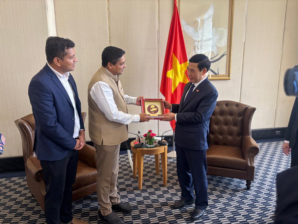 RakshaSamachar's tweet photo. India–Viet Nam defence ties continue to grow stronger. 🇮🇳🇻🇳
Sagar Defence Engineering Founder Capt. Nikunj Parashar held a high-level interaction with Viet Nam’s Deputy Prime Minister & Defence Minister General Phan Văn Giang, focusing on maritime security, defence innovation and strategic cooperation.
The discussions highlighted deeper collaboration in naval cooperation, defence industry partnership, capacity building and advanced maritime technologies.
The engagement reflects the growing strategic convergence between two major maritime nations committed to strengthening regional security and maritime domain awareness in the Indo-Pacific.
The dialogue also aligns with the India–Viet Nam Enhanced Comprehensive Strategic Partnership and the Joint Vision Statement Towards 2030. @SagarDefence @Nikunj_Parashar 
#IndiaVietnam #MaritimeSecurity #IndoPacific #DefenceCooperation #SagarDefenceEngineering #IndianDefence #Vietnam #NavalCooperation #DefenceInnovation #MaritimeDomainAwareness #StrategicPartnership #GlobalSouth #DefenceIndustry #IndoPacificSecurity