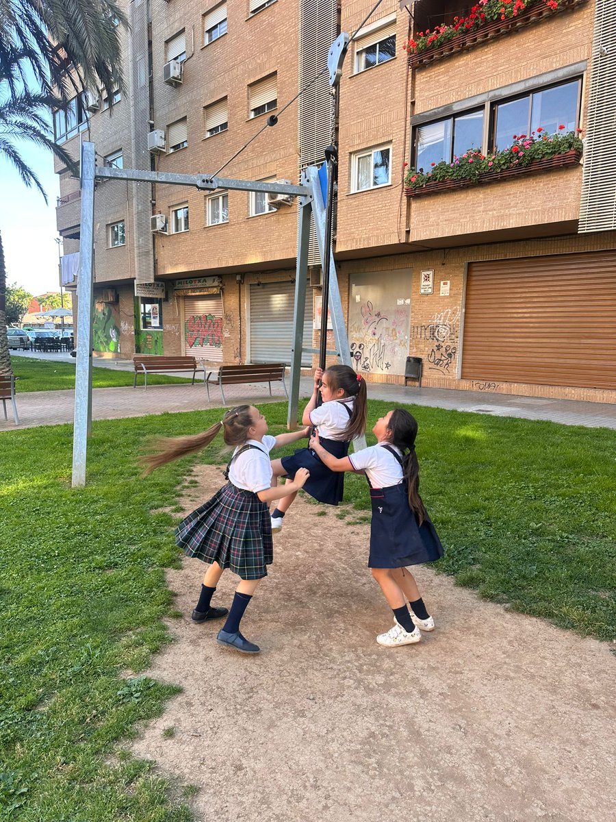 FAGAVALENCIA's tweet photo. Sarsalé Patraix:Talleres Pascua.Con motivo de las vacaciones de Pascua,desarrollamos talleres al aire libre en los que han participado todas las edades.Buenos momentos de actividades «pascueras» y situaciones divertidas. #UE
#kumpania
#ikumpania
#pueblogitano
#PFSE+CV21-27
#gva https://t.co/exxqkUciXl