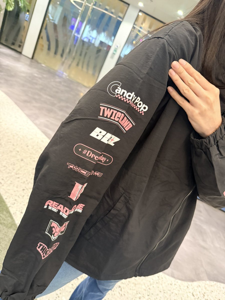 michelleilano's tweet photo. My TWICE Momo windbreaker arrived and is so pretty 🎀🥹 

Thank you @PEACHBLISSPH 💓 https://t.co/kFqzWUMrZx