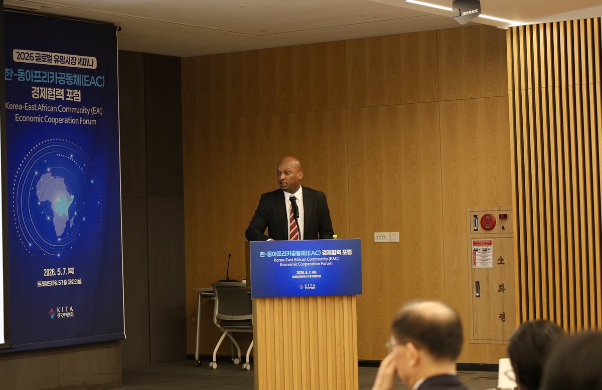 RwandainKorea's tweet photo. The Embassy was honored to participate in the Korea & East African Community Economic Cooperation Forum hosted by the Korea International Trade Association (KITA), bringing together over 100 Korean companies committed to expanding partnerships with East Africa.

We extend our sincere appreciation to HE Yoon Jin-sik chairman of KITA and to his team for this important initiative.

The forum provided an opportunity to highlight Rwanda’s position as a strategic gateway to the East African Community.

Together, we continue building partnerships driven by innovation, investment, and shared prosperity.
———

주한 르완다 대사관은 한국무역협회(KITA)가 주최한 ‘한국-동아프리카공동체(EAC) 경제협력 포럼’에 참석하게 되어 뜻깊게 생각합니다. 이번 포럼에는 동아프리카와의 협력 확대에 관심을 가진 100여 개 이상의 한국 기업들이 함께했습니다.

이번 뜻깊은 행사를 마련해 주신 윤진식 한국무역협회 회장님과 관계자 여러분께 진심으로 감사드립니다.

이번 포럼은 르완다가 동아프리카공동체(EAC)로 향하는 전략적 관문으로서의 역할과 잠재력을 소개하는 소중한 기회가 되었습니다.

앞으로도 우리는 혁신, 투자, 그리고 공동 번영을 바탕으로 더욱 굳건한 협력 관계를 이어가겠습니다.
 
 #rwandainkorea #르완다 #투자 #partnership #investment