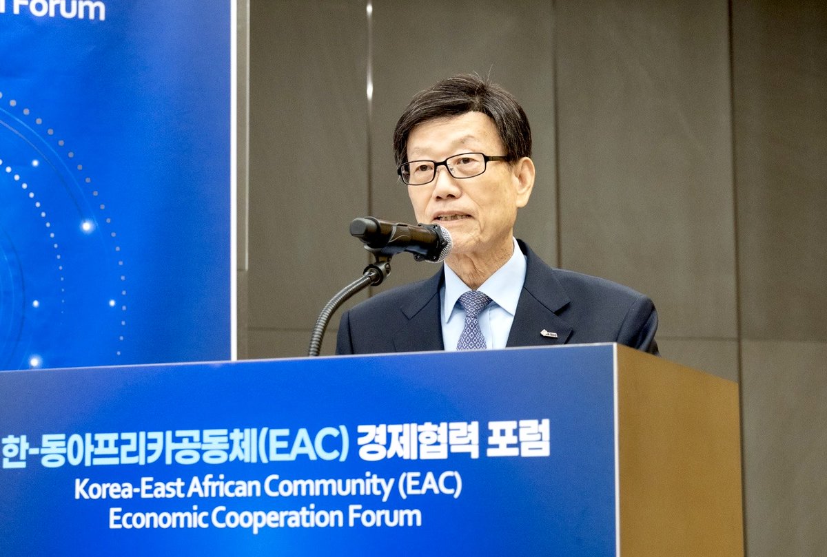 RwandainKorea's tweet photo. The Embassy was honored to participate in the Korea & East African Community Economic Cooperation Forum hosted by the Korea International Trade Association (KITA), bringing together over 100 Korean companies committed to expanding partnerships with East Africa.

We extend our sincere appreciation to HE Yoon Jin-sik chairman of KITA and to his team for this important initiative.

The forum provided an opportunity to highlight Rwanda’s position as a strategic gateway to the East African Community.

Together, we continue building partnerships driven by innovation, investment, and shared prosperity.
———

주한 르완다 대사관은 한국무역협회(KITA)가 주최한 ‘한국-동아프리카공동체(EAC) 경제협력 포럼’에 참석하게 되어 뜻깊게 생각합니다. 이번 포럼에는 동아프리카와의 협력 확대에 관심을 가진 100여 개 이상의 한국 기업들이 함께했습니다.

이번 뜻깊은 행사를 마련해 주신 윤진식 한국무역협회 회장님과 관계자 여러분께 진심으로 감사드립니다.

이번 포럼은 르완다가 동아프리카공동체(EAC)로 향하는 전략적 관문으로서의 역할과 잠재력을 소개하는 소중한 기회가 되었습니다.

앞으로도 우리는 혁신, 투자, 그리고 공동 번영을 바탕으로 더욱 굳건한 협력 관계를 이어가겠습니다.
 
 #rwandainkorea #르완다 #투자 #partnership #investment