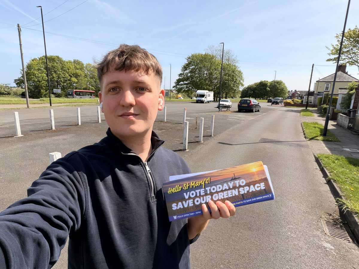 LiamBones's tweet photo. Cracking on in Whitley Bay this lunchtime. 

Lots of support from residents in their gardens for George Partis’ campaign to save our green space ✅

627 minutes to go… https://t.co/sjMI4ZhbNP
