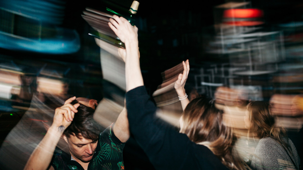 djfrizzie's tweet photo. I keep dancefloors full with genre-blending sets and seamless transitions — peak edits that prove it. Watch the rapid cut of reactions and peak drops and imagine this energy at your event. Book the vibe: https://t.co/lDeYUeKefM 🎧 #DancefloorDNA #London https://t.co/vEGbkcdT1J