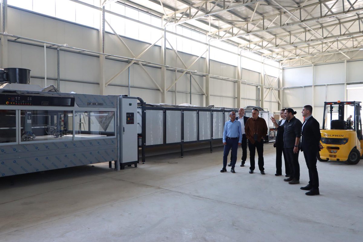 hatay_tso's tweet photo. DOĞAKA’nın destekleriyle, Odamızın ve Dericiler Temin Tevzi Kooperatifi ile ortak olarak yapımını gerçekleştirdiğimiz Kireçlik Yarma Deri Üretim Tesisisinde Yönetim Kurulu Başkanımız @HikmetCincin, Hatay Ayakkabıcılar Odası ve S.S. Ayakkabıcılar Küçük Sanayi Sitesi Yapı Kooperatifi Başkanı Doğan Aydın, Genel Sekreterimiz @avalimullaoglu, DOĞAKA Hatay Yatırım Destek Ofisi Koordinatörü Menal Zübarioğlu, Yatırım Destek Uzmanı Buğra Han Aslan ve S.S Antakya Dericiler Temin Tevzi Kooperatifi Başkanı Cemil Üzer ile bir araya gelerek; İlimizin önemli sektörlerinden Ayakkabı imalatı ve Mobilya imalatına önemli katkıları olacak bu tesisin bir an önce faaliyeti geçmesi konusunda atılması gereken adımlar konuşuldu. Büyük emekler sonucunda yapımı gerçekleştirilen bu tesisin İlimize hayırlı olmasını diliyoruz.