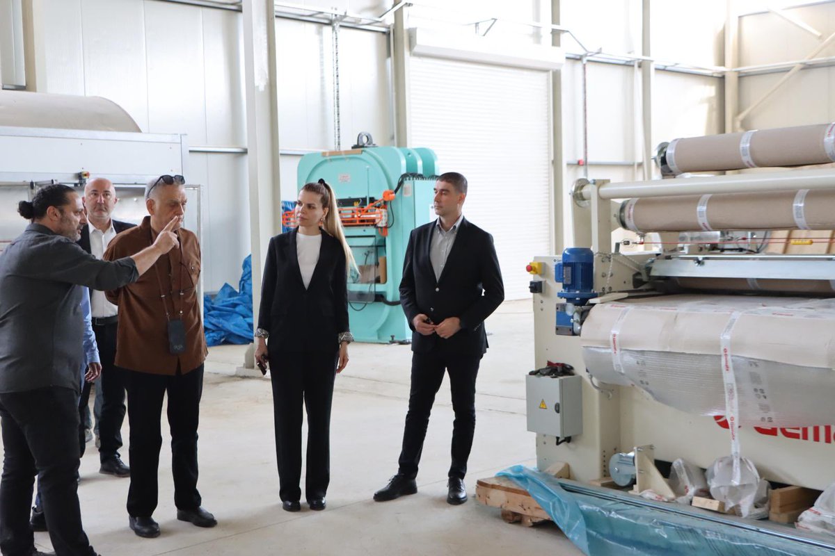 hatay_tso's tweet photo. DOĞAKA’nın destekleriyle, Odamızın ve Dericiler Temin Tevzi Kooperatifi ile ortak olarak yapımını gerçekleştirdiğimiz Kireçlik Yarma Deri Üretim Tesisisinde Yönetim Kurulu Başkanımız @HikmetCincin, Hatay Ayakkabıcılar Odası ve S.S. Ayakkabıcılar Küçük Sanayi Sitesi Yapı Kooperatifi Başkanı Doğan Aydın, Genel Sekreterimiz @avalimullaoglu, DOĞAKA Hatay Yatırım Destek Ofisi Koordinatörü Menal Zübarioğlu, Yatırım Destek Uzmanı Buğra Han Aslan ve S.S Antakya Dericiler Temin Tevzi Kooperatifi Başkanı Cemil Üzer ile bir araya gelerek; İlimizin önemli sektörlerinden Ayakkabı imalatı ve Mobilya imalatına önemli katkıları olacak bu tesisin bir an önce faaliyeti geçmesi konusunda atılması gereken adımlar konuşuldu. Büyük emekler sonucunda yapımı gerçekleştirilen bu tesisin İlimize hayırlı olmasını diliyoruz.