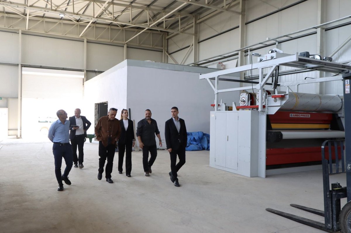 hatay_tso's tweet photo. DOĞAKA’nın destekleriyle, Odamızın ve Dericiler Temin Tevzi Kooperatifi ile ortak olarak yapımını gerçekleştirdiğimiz Kireçlik Yarma Deri Üretim Tesisisinde Yönetim Kurulu Başkanımız @HikmetCincin, Hatay Ayakkabıcılar Odası ve S.S. Ayakkabıcılar Küçük Sanayi Sitesi Yapı Kooperatifi Başkanı Doğan Aydın, Genel Sekreterimiz @avalimullaoglu, DOĞAKA Hatay Yatırım Destek Ofisi Koordinatörü Menal Zübarioğlu, Yatırım Destek Uzmanı Buğra Han Aslan ve S.S Antakya Dericiler Temin Tevzi Kooperatifi Başkanı Cemil Üzer ile bir araya gelerek; İlimizin önemli sektörlerinden Ayakkabı imalatı ve Mobilya imalatına önemli katkıları olacak bu tesisin bir an önce faaliyeti geçmesi konusunda atılması gereken adımlar konuşuldu. Büyük emekler sonucunda yapımı gerçekleştirilen bu tesisin İlimize hayırlı olmasını diliyoruz.