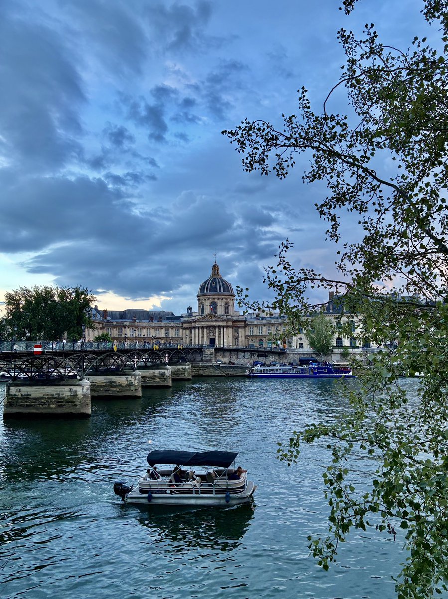 @BFleurot Le Pont des Arts Posé sur des piles solides Sert aux passants ...