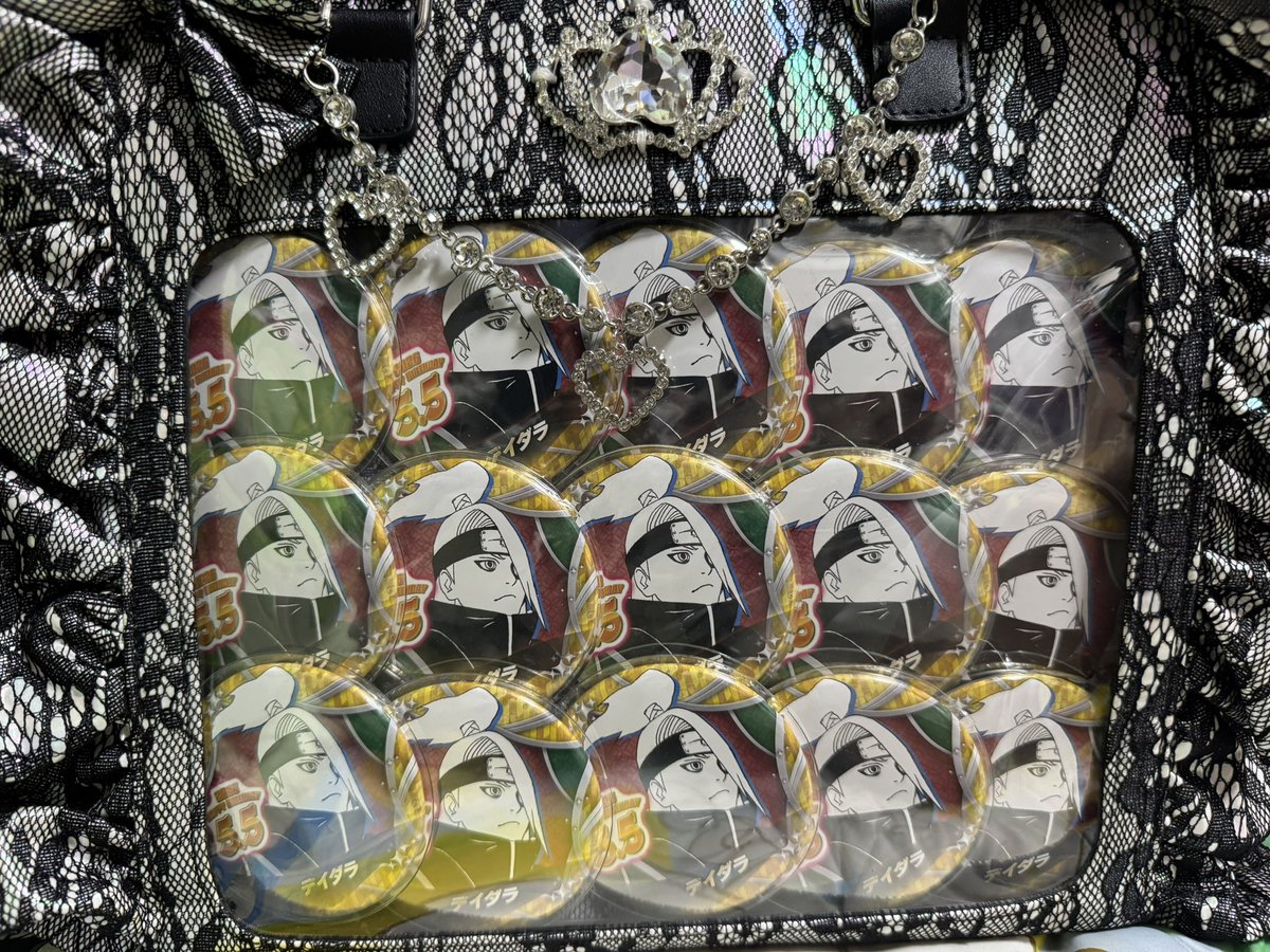 boyacute11855's tweet photo. 今年の缶バッジ口が☹️ってしててめっちゃかわちい https://t.co/LYulkaqu22