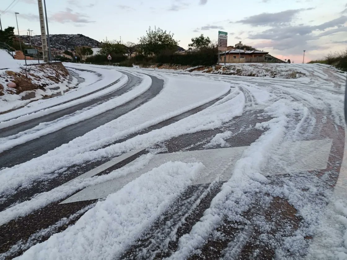 LucodeBordon's tweet photo. La granizada de #Castellote arrasa huertos y afecta a la almendra. La tormenta, caída en tres fases, dejó un manto blanco https://t.co/IdBsQto4uO en @diariodeteruel https://t.co/lGIpvmnAbz