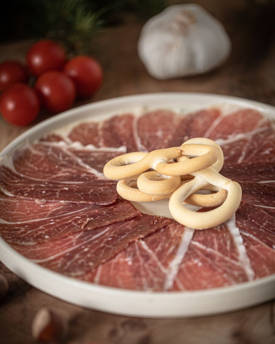 TuJamonDirecto's tweet photo. Los mejores momentos saben a hogar, a familia y a #jamón ibérico 🏡💫. Si la #felicidad pudiera capturarse en una imagen, sería algo muy parecido a esto ❤️ https://t.co/CjfwsDg4sO https://t.co/xMBkQ04SxL