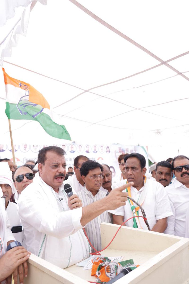 UmangSinghar's tweet photo. यह कांग्रेस का नहीं, अन्नदाता के सम्मान का आंदोलन है।

प्रदेश में किसानों के साथ हो रहे लगातार अन्याय और अत्याचार के खिलाफ आज मुंबई–आगरा राष्ट्रीय राजमार्ग, खलघाट पर किसानों ने अपना आक्रोश बुलंद किया। क्या भाजपा सरकार किसानों की आवाज़ सुनना नहीं चाहती?
किसान अपनी फसल का उचित दाम, MSP की कानूनी गारंटी और अपने अधिकार की मांग कर रहा है, कोई भीख नहीं।

हजारों किसानों और कांग्रेस कार्यकर्ताओं की मौजूदगी ने साफ कर दिया कि अब अन्नदाता चुप नहीं बैठेगा।

इस दौरान पूर्व केंद्रीय मंत्री श्री कांतिलाल भूरिया जी, पूर्व मंत्री विजयलक्ष्मी साधौ जी सहित धार, खरगोन, बड़वानी, झाबुआ, अलीराजपुर, खंडवा और बुरहानपुर के विधायकगण, सातों जिलों के कांग्रेस जिला अध्यक्ष, युवा कांग्रेस पदाधिकारी एवं बड़ी संख्या में किसान भाई उपस्थित रहे।

📍खलघाट

@INCIndia @INCMP 
@kantilal_bhuria @SYadavMLA

#KisanChakkaJaam
#US11719