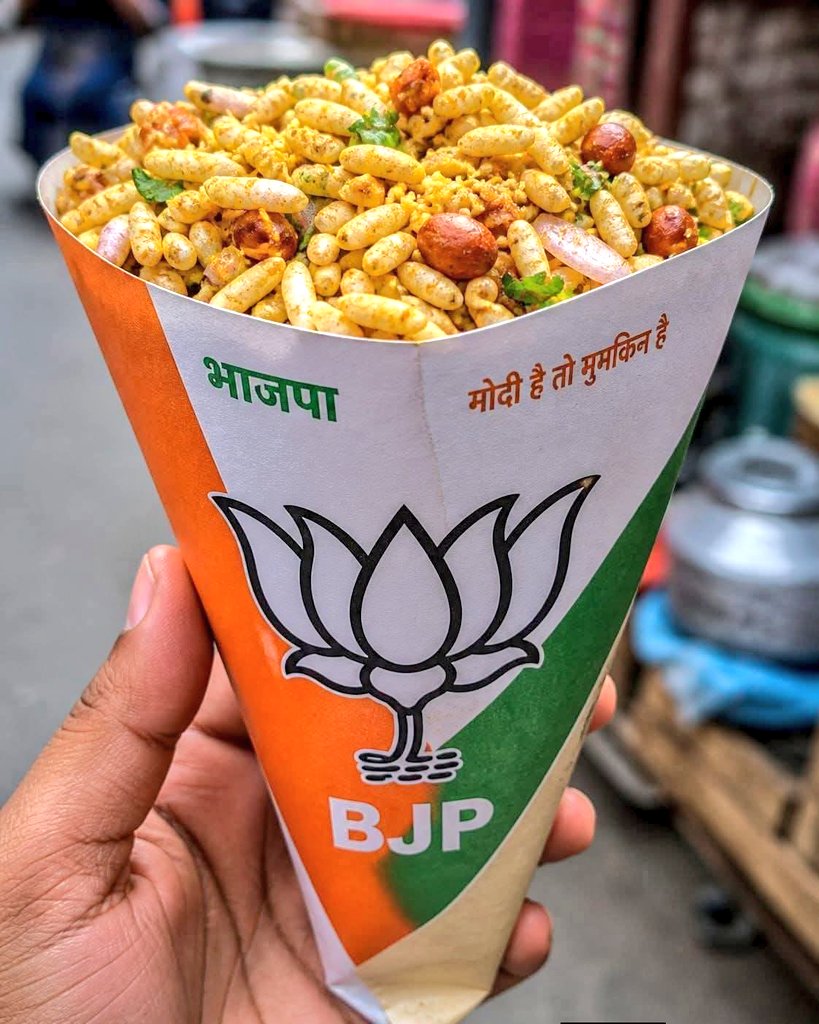 आपण घरीच झालमुडी बनवा...

लागणारे साहित्य:
​मुरमुरे: २-३ वाट्या (कुरकुरीत असावेत)
​भाजलेले शेंगदाणे: २ चमचे
​बारीक चिरलेला कांदा: १ मध्यम
​बारीक चिरलेला टोमॅटो: १ छोटा
​बारीक चिरलेली हिरवी मिरची: १-२ (तिखटानुसार)
​उकडलेला बटाटा: १ (बारीक फोडी केलेला)
​बारीक शेव किंवा फरसाण: अर्धी