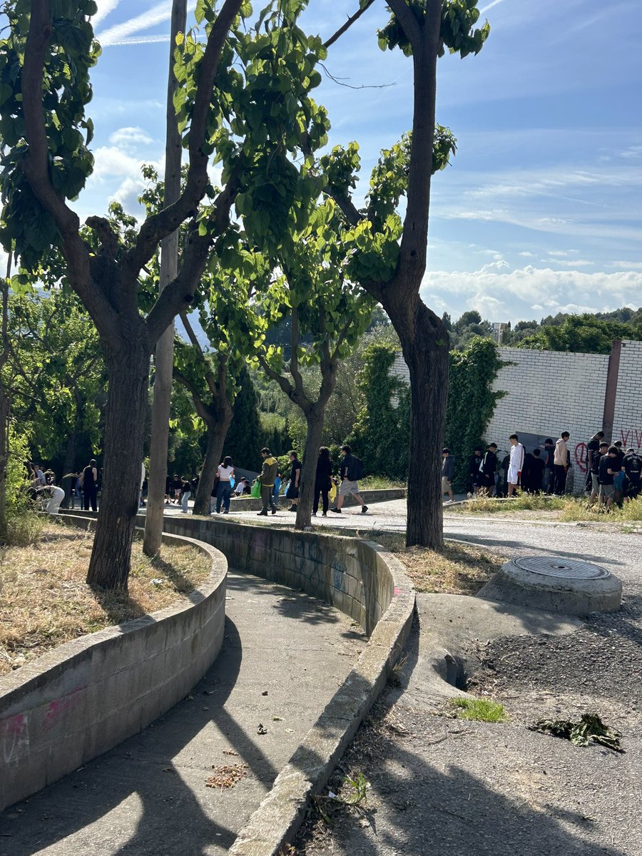 ADF175Esparregu's tweet photo. Dijous 7/05/2026 els alumnes de 4art ESO @Inselcastell #esparreguera han realitzat una batuda de brossa a la @VerdaRonda al seu pas per la piscina #somteritori #letscleanupeurope @EsparregueraFM @esparreguera @sfadfcat @diba @agentsrurals_cat @agentsrurals https://t.co/qZe20pFgWg