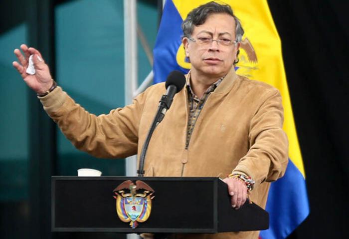 Gracias <a href="/petrogustavo/">Gustavo Petro</a> ,.."Si hay una vanguardia artística y cultural se llama #Cuba. La  COVID q todos sufrimos, la única sociedad d América Latina y el Caribe capaz d desarrollar una vacuna cuando tocaba (…) q salvó no sé cuántas vidas,.., fue #Cuba".
#CubaNoEstáSola.