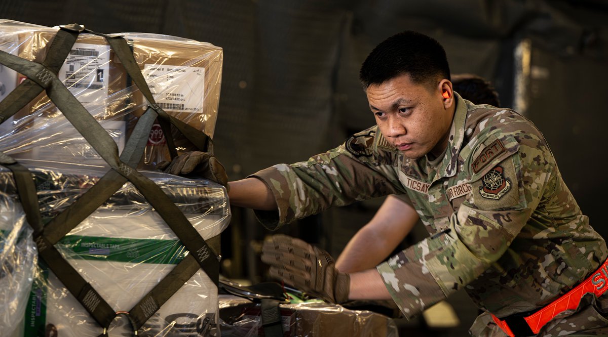 US_EUCOM's tweet photo. From small support aircraft to the largest Super Galaxy in the Force, the 27th Air Mobility Squadron Airmen at @RAFMildenhall are prepared and motivated to safely and efficiently unload and reload aircraft 24 hours a day, 7 days a week.. #USEUCOM #ProtectProjectPosition https://t.co/2IbO2R6BuB