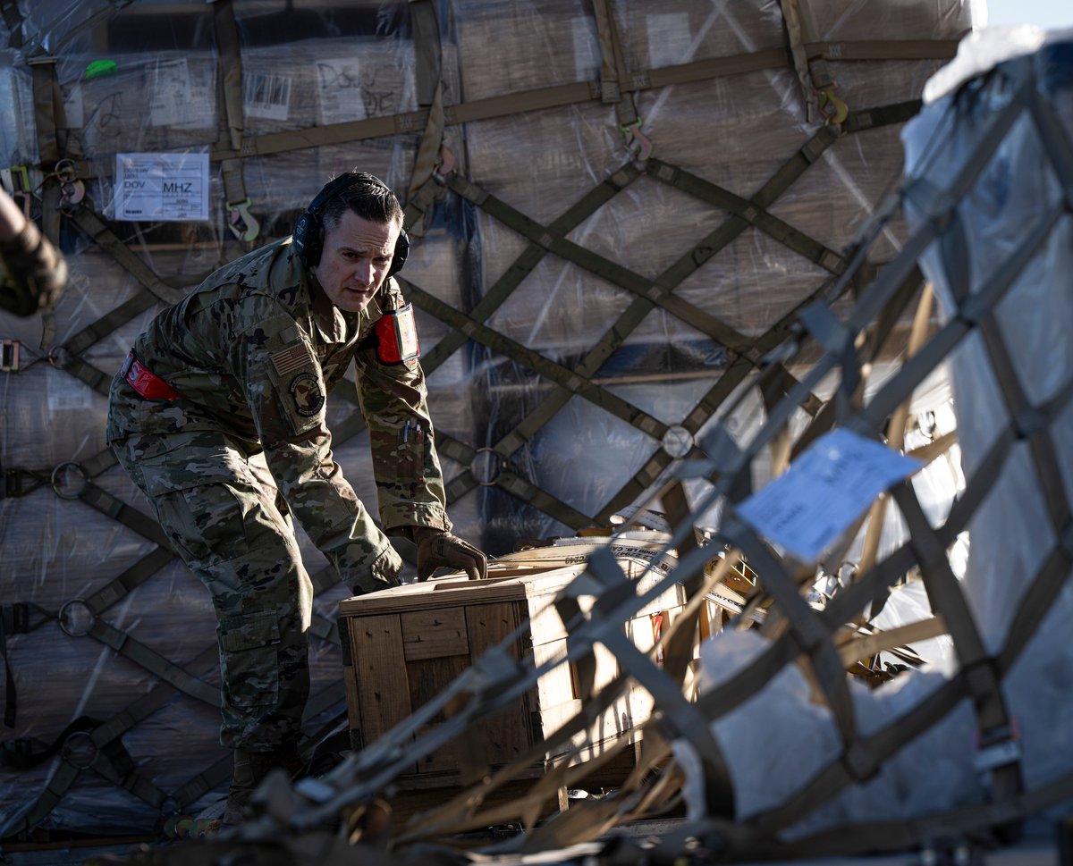 US_EUCOM's tweet photo. From small support aircraft to the largest Super Galaxy in the Force, the 27th Air Mobility Squadron Airmen at @RAFMildenhall are prepared and motivated to safely and efficiently unload and reload aircraft 24 hours a day, 7 days a week.. #USEUCOM #ProtectProjectPosition https://t.co/2IbO2R6BuB