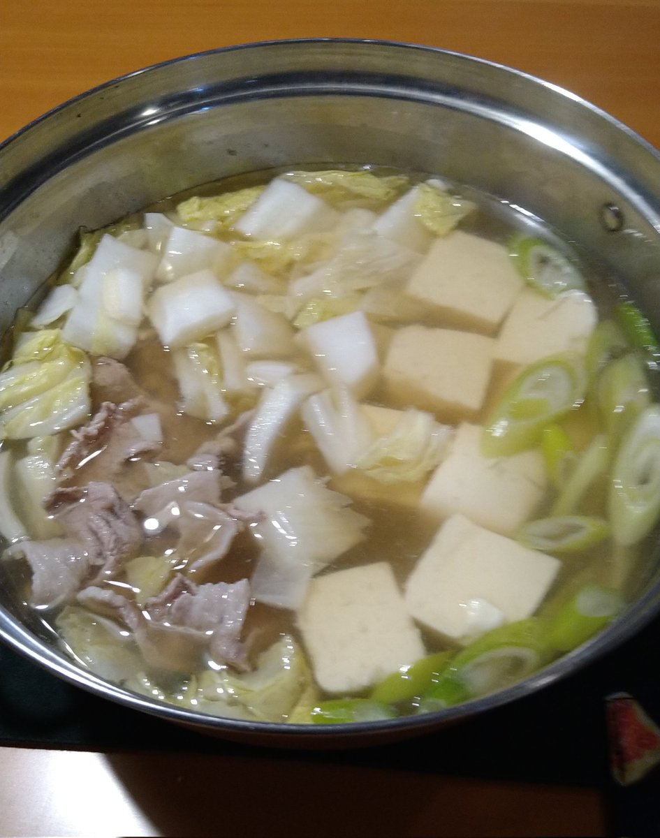 晩ごはんはー。近くにできたサラダの無人販売店で買ってきたサラダとまずそうだけどまあまあイケる湯豆腐的なものです。ｳﾏｳﾏ😋
#晩ごはん #お腹ペコリン部 #Twitter家庭料理部 #おうちごはん #ゆきねこご飯 #X飯