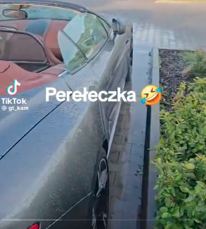 faktory's tweet photo. @auto_moto_pl no jak pechowe parkowanie? ja tam widzę idealne wpasowanie się w miejsce https://t.co/mTYQa9NVf0