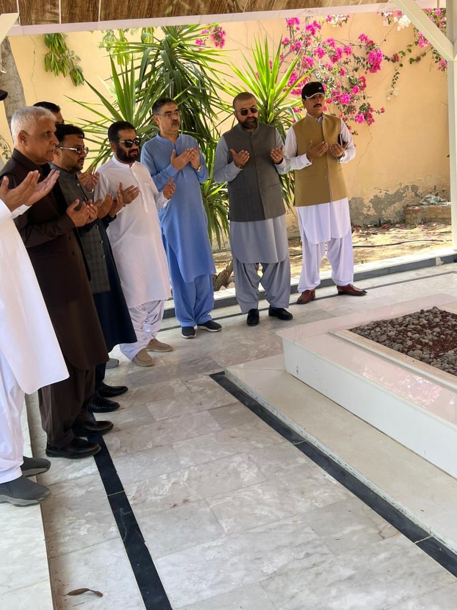 CMSarfrazBugti's tweet photo. اپر ڈیرہ بگٹی بیکڑ میں وزیراعلیٰ بلوچستان میر سرفراز بگٹی کے ہمراہ سابق وزیراعظم انوار الحق کاکڑ، خالد لانگو اور شکیل درانی نے ترقیاتی منصوبوں اور میر غلام قادر بگٹی ہسپتال کا دورہ کیا، بعدازاں بابا جمہوریت میر غلام قادر بگٹی کے مزار پر حاضری دی
@PakSarfrazbugti 
#bekarderabugti https://t.co/g0aUEUirVi