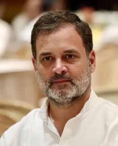 वाय ही इज माई फेवरिट!! 

तमाम चुनावी हार और सांगठनिक समस्याओं के बावजूद यह शख्स मेरा फेवरिट पोलटिशियन है। 

लोग कहते है कि तुम्हे इसमे दिखता क्या है?? 
ओके, तो आज बताता हूँ, कि मुझे राहुल में क्या नजर आता है। 
●●
गिनीज बुक वाले अगर चेक करें, तो पाएंगे, कि मानव इतिहास के 5000