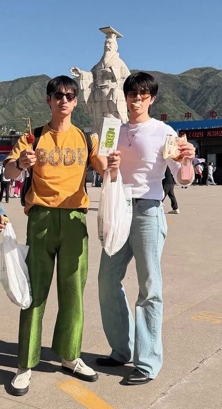 อีกคนนึกกินไอติม อีกคนกินถังหูลู่ เอ็นดูอะ 
น่ารักมากกกกกก