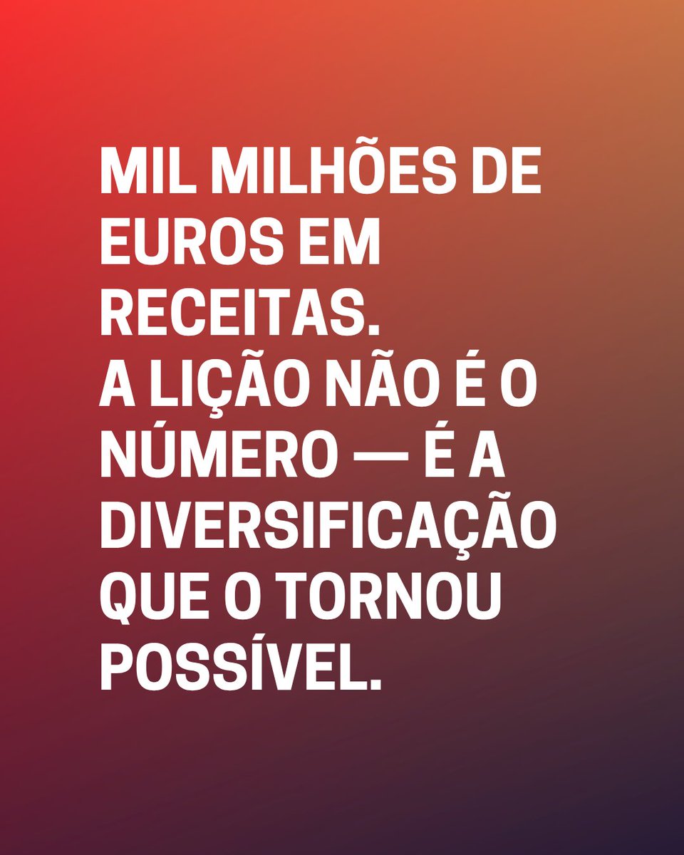 xaviercostapt's tweet photo. O Real Madrid gerou €1,185 mil milhões em 2024/25 — o segundo ano consecutivo acima de mil milhões. Mas o número mais revelador é a composição: €594 milhões vieram de receitas comerciais, crescimento de 23%. Não é só futebol. É uma arquitectura de negócio com múltiplas fontes. https://t.co/nsPfjy3ToT