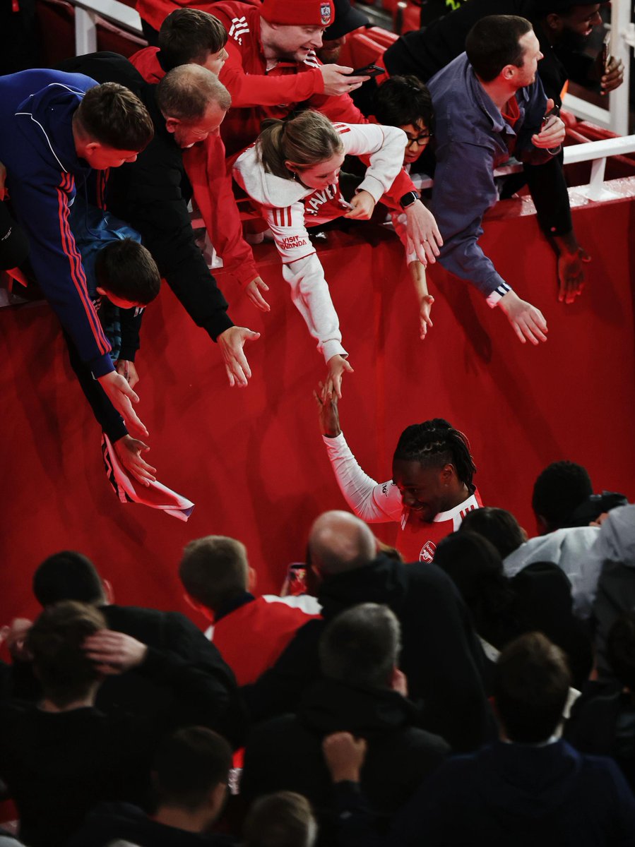 vsrsus's tweet photo. Arsenal's tunnel photos always go hard. https://t.co/YChM0trQjy