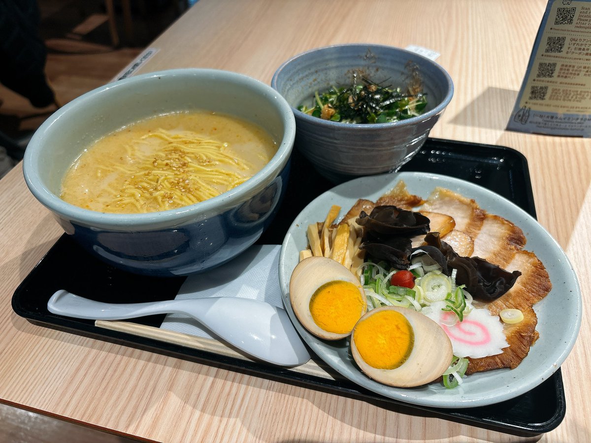 KinClo's tweet photo. あっという間の帰省、締めはやっぱりラーメンで🍜

お母さんと伯母が空港まで送りに来てくれて、大好きで大好きで別れがたかった
またすぐ帰れるように、仕事頑張ろうって思えたよ🥹
貰ったたくさんのパワーで、繁忙期乗り切るぞ💪 https://t.co/QVmoUHoR2m