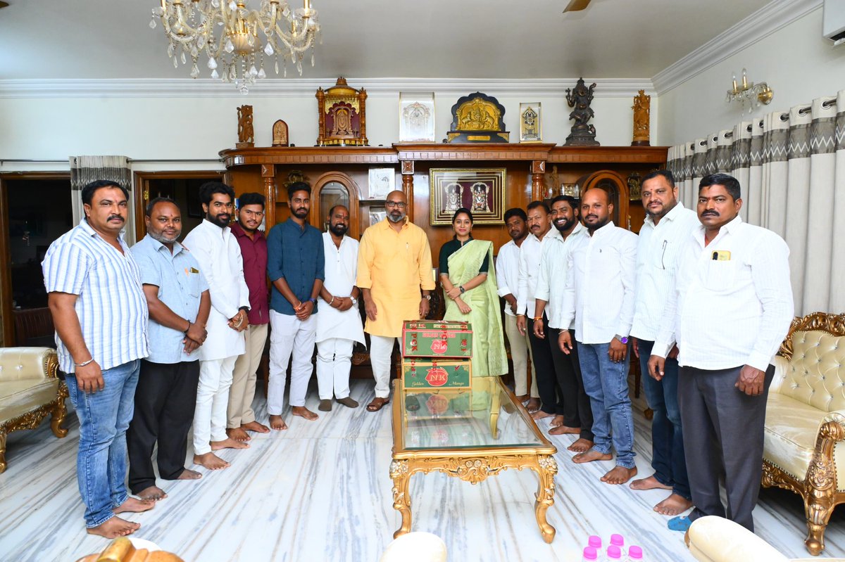 ఈరోజు జగిత్యాల నియోజకవర్గ భారతీయ జనతా పార్టీ సర్పంచ్ మరియు ఉపసర్పంచ్ లు జగిత్యాల నియోజకవర్గ ఇన్చార్జ్  Dr.బోగ.శ్రావణి గారి ఆధ్వర్యంలో   నిజామాబాద్ పార్లమెంట్ సభ్యులు శ్రీ అరవింద్ ధర్మపురి గారిని హైదరాబాద్ లోని వారి నివాసంలో మర్యాదపూర్వకంగా కలవడం జరిగింది.
