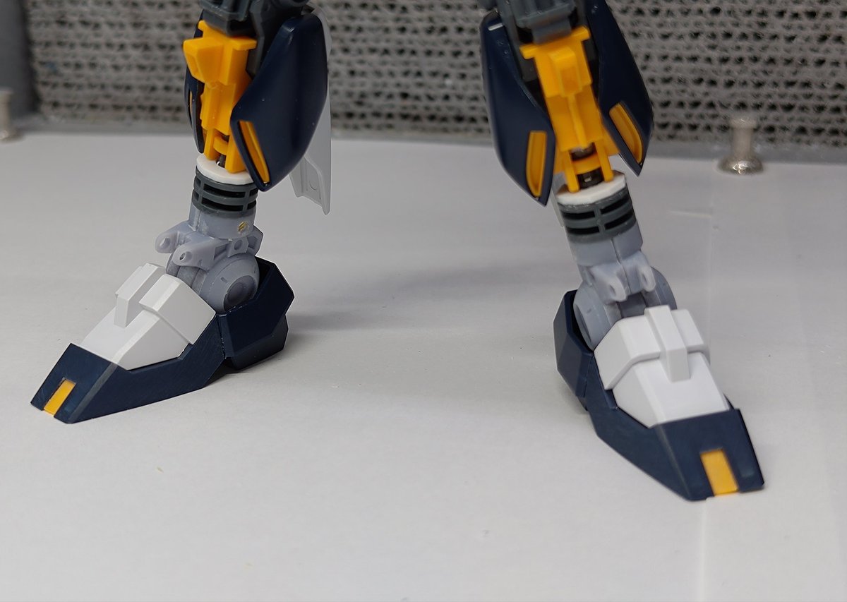 _higitsune's tweet photo. EGνガンダム
足首はキットの物がカッコよくなかったので作り直しました！

プラ板が挟まってるのは、最初に作ったものが長すぎたのを修正したら、今度は短くなりすぎたので修正したからです
データ修正して出力するのも面倒だったので…

関節は精度が重要になってくるので、3Dプリンタが活躍 https://t.co/96CoziRn8i