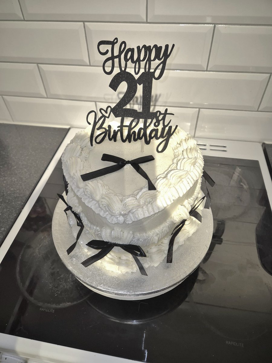 KayliESTxx's tweet photo. finally 21 ❤️ https://t.co/mvMYvdeLWd