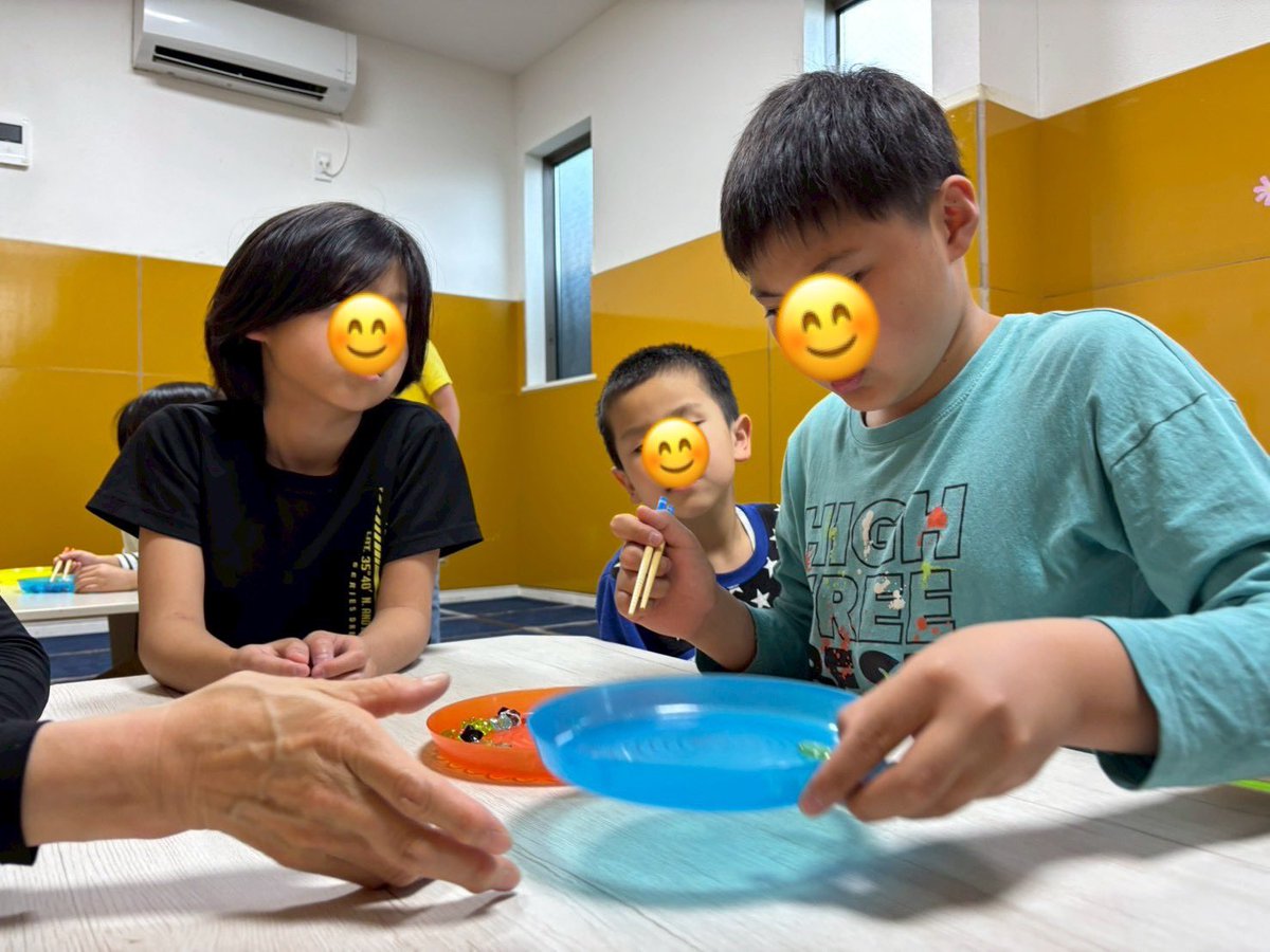 firstdream_02's tweet photo. ⭐️新堀教室⭐️
2026.5.7(木)
『第四回おはじき掴み🤏』
食具を使っておはじきを掴む練習を行いました💪
おはじきを掴んだまま手を動かすことで🤏指先の力を保持するトレーニングをしました✨

▽ファーストシーンドリームの詳細はこちら！
https://t.co/y2cIInJFgo

#放デイ #療育 #感覚 https://t.co/kLwi6QR91x