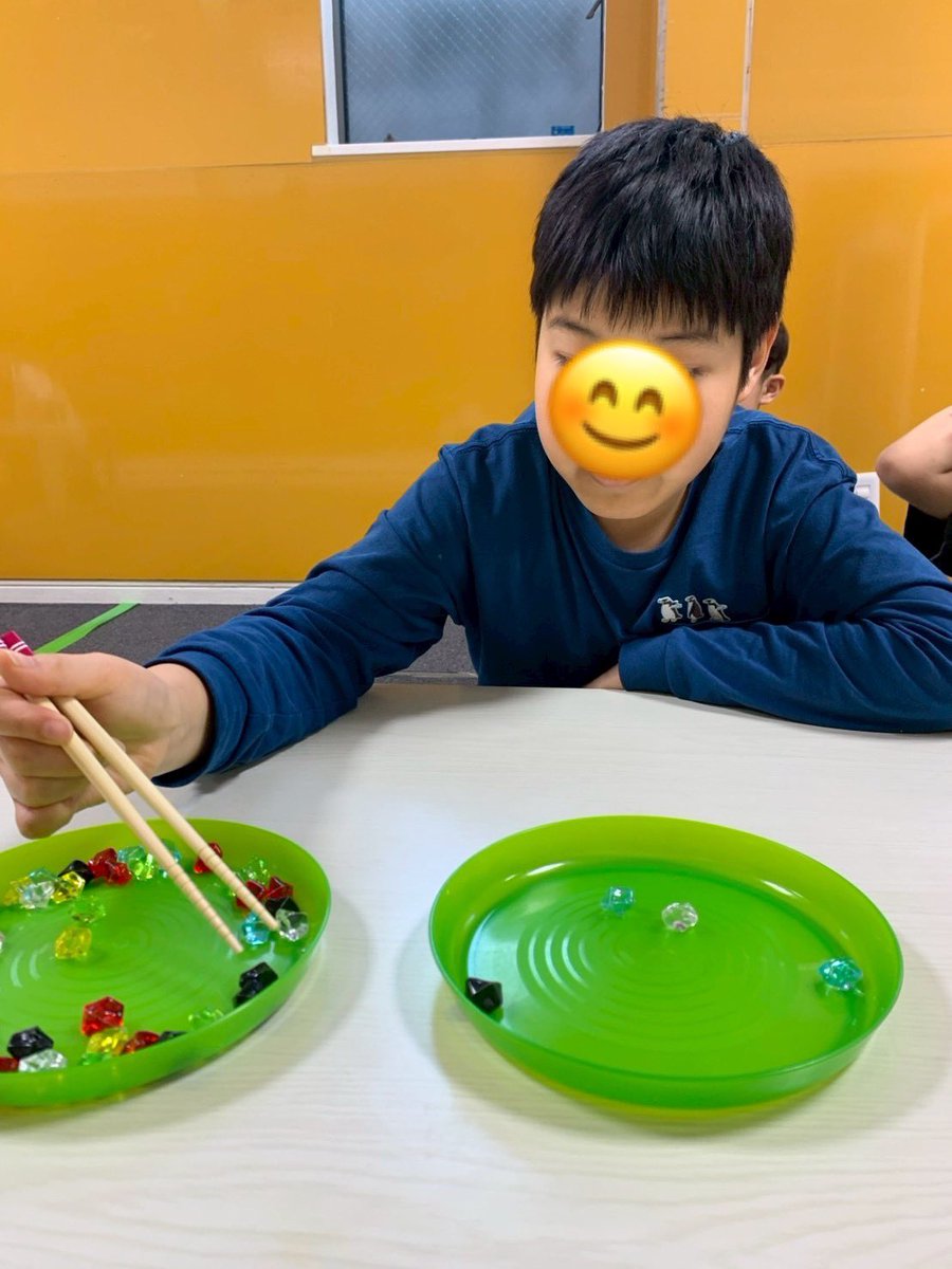 firstdream_02's tweet photo. ⭐️新堀教室⭐️
2026.5.7(木)
『第四回おはじき掴み🤏』
食具を使っておはじきを掴む練習を行いました💪
おはじきを掴んだまま手を動かすことで🤏指先の力を保持するトレーニングをしました✨

▽ファーストシーンドリームの詳細はこちら！
https://t.co/y2cIInJFgo

#放デイ #療育 #感覚 https://t.co/kLwi6QR91x
