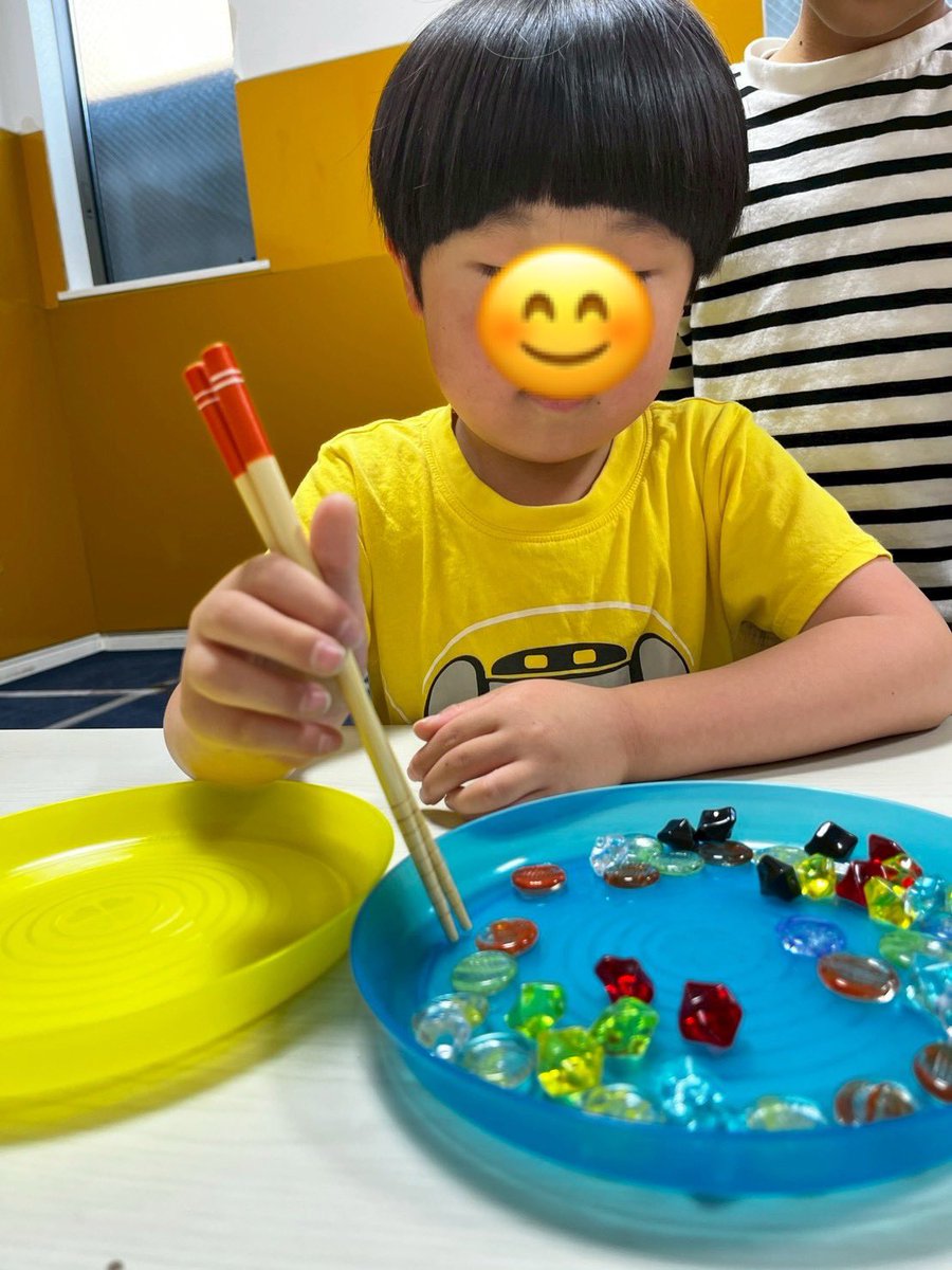 firstdream_02's tweet photo. ⭐️新堀教室⭐️
2026.5.7(木)
『第四回おはじき掴み🤏』
食具を使っておはじきを掴む練習を行いました💪
おはじきを掴んだまま手を動かすことで🤏指先の力を保持するトレーニングをしました✨

▽ファーストシーンドリームの詳細はこちら！
https://t.co/y2cIInJFgo

#放デイ #療育 #感覚 https://t.co/kLwi6QR91x