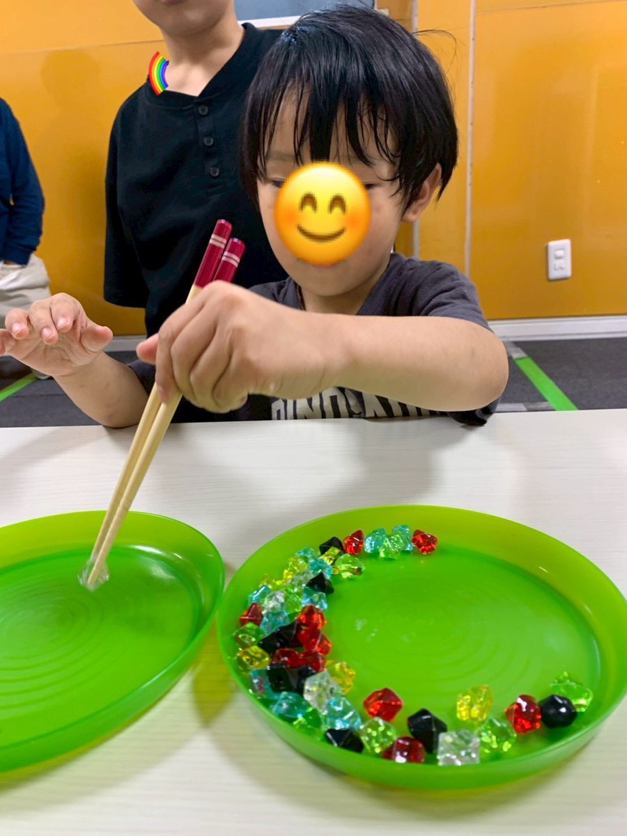 firstdream_02's tweet photo. ⭐️新堀教室⭐️
2026.5.7(木)
『第四回おはじき掴み🤏』
食具を使っておはじきを掴む練習を行いました💪
おはじきを掴んだまま手を動かすことで🤏指先の力を保持するトレーニングをしました✨

▽ファーストシーンドリームの詳細はこちら！
https://t.co/y2cIInJFgo

#放デイ #療育 #感覚 https://t.co/kLwi6QR91x