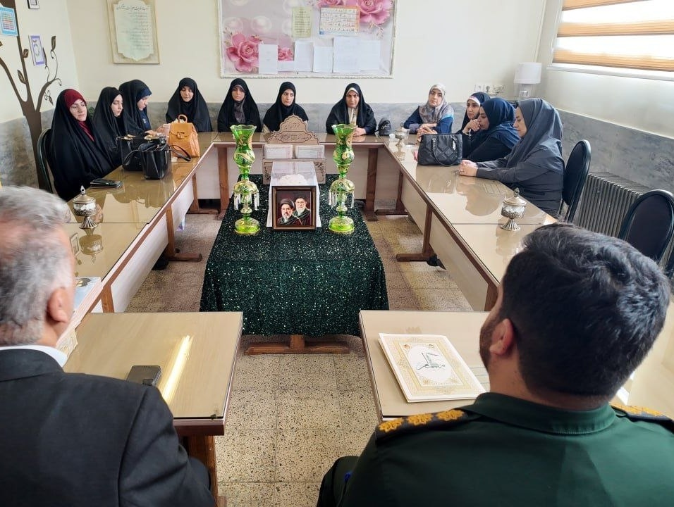 اینکه گفته می‌شود معلّم کار انبیا را می‌کند، برویم در عمق این حرف،این حرف یعنی چه؟!

«یُزَکّیهِم وَ یُعَلِّمُهُمُ الکِتبَ وَ الحِکمَة»
کار انبیا این است؛ نجات بشریّت و ایجاد یک جامعه‌ی انسانیِ برتر و والاتر،«معلّم،شاغلِ شغل انبیا است»

حضرت آیت‌الله خامنه‌ای۱۳۹۴/۰۲/۱۶
#سپاس_معلم