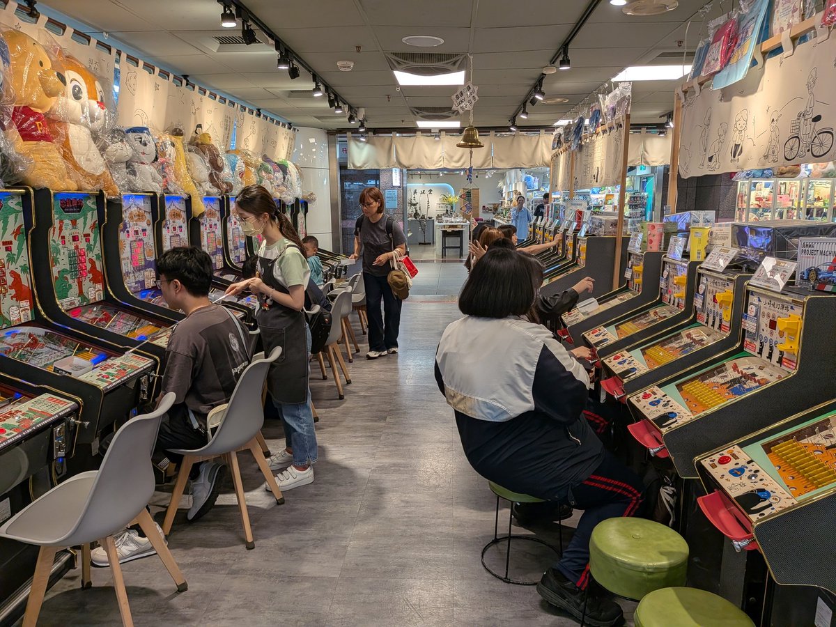 migg0741's tweet photo. あと、台北駅の地下街に駄菓子にあるようなレトロな雰囲気のミニマルなパチンコ台があって、老若男女が夢中で打ってた。 https://t.co/AjgOaTxvOx